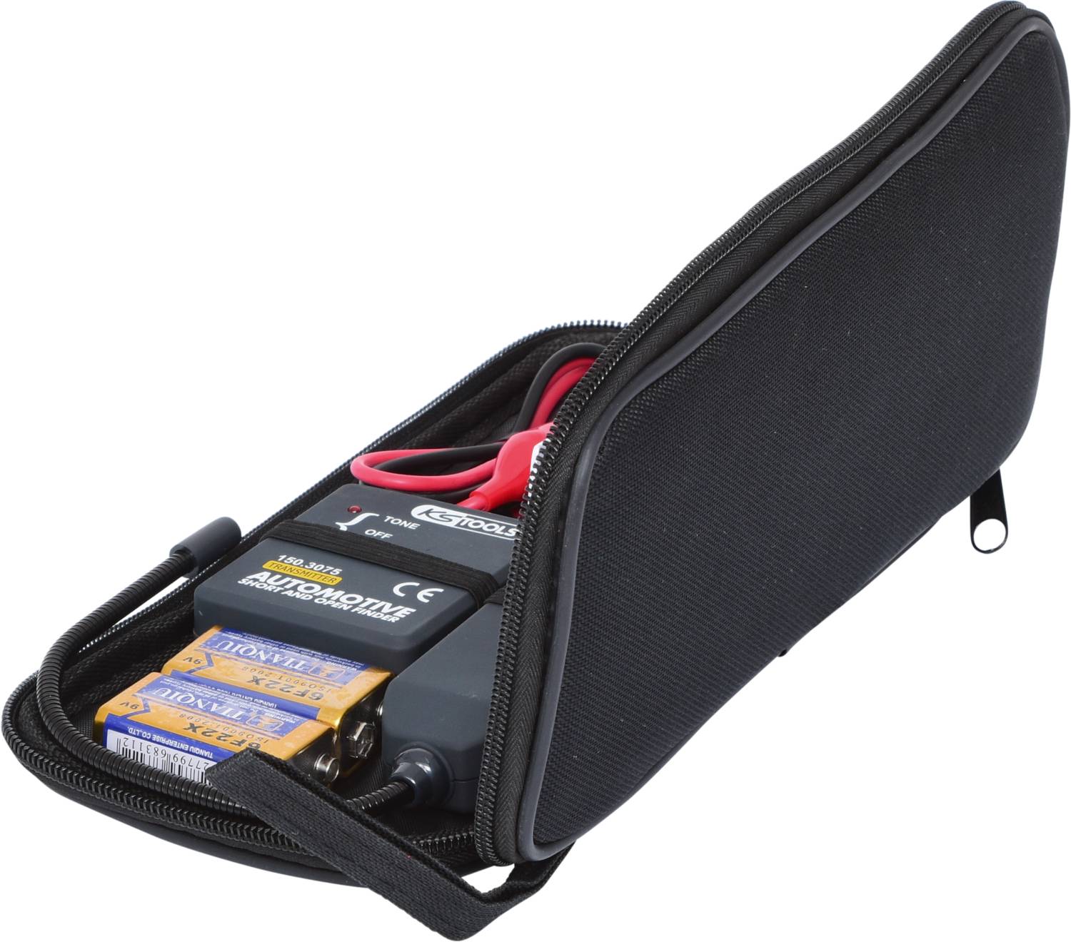 Ein geöffnetes, schwarzes Etui mit Batterien und einem elektrischen Gerät, vermutlich für technisches Zubehör.