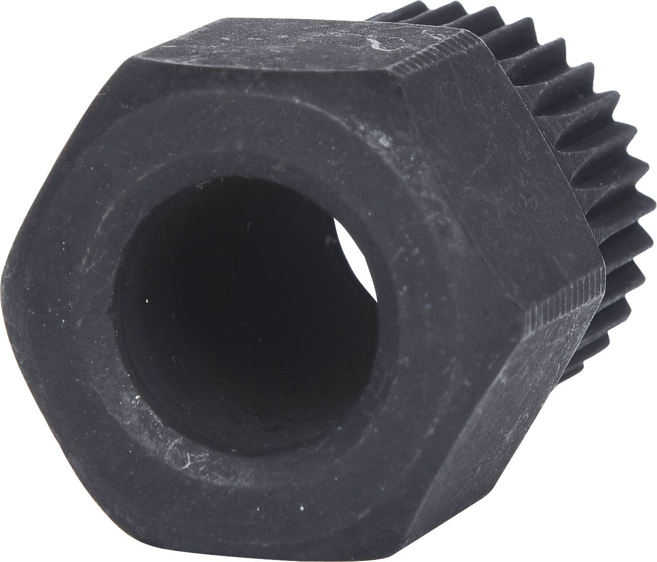 Schwarzes, sechseckiges Kunststoffrad mit Zähnen an einem Ende. Dient als Ersatzteil oder Komponente in mechanischen Geräten.