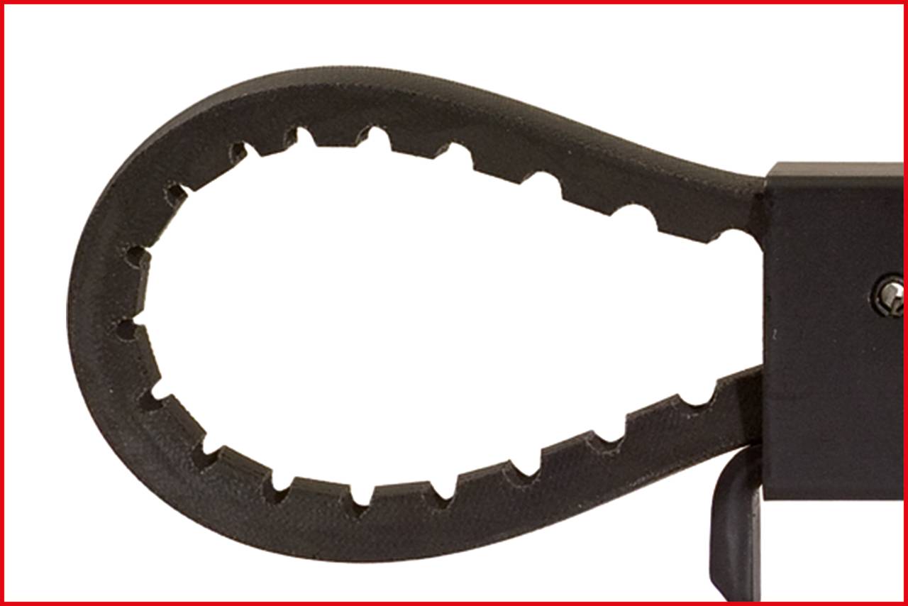 Ein metallenes Werkzeug mit gezackter, ovaler Öffnung zum Festhalten und Drehen von zylinderförmigen Objekten, vor weißem Hintergrund.