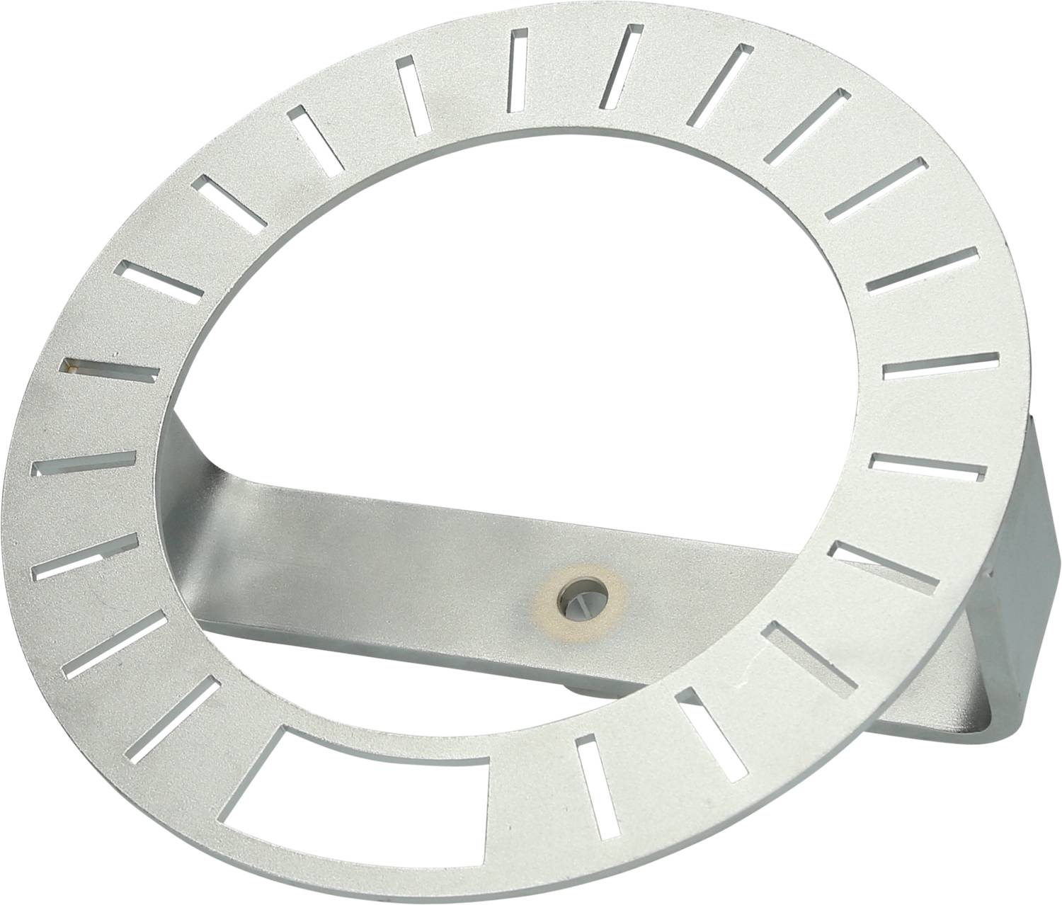 Ein silberner, metallischer Halter in Kreisform mit gleichmäßig verteilten rechteckigen Aussparungen und einer schrägen Unterseite.