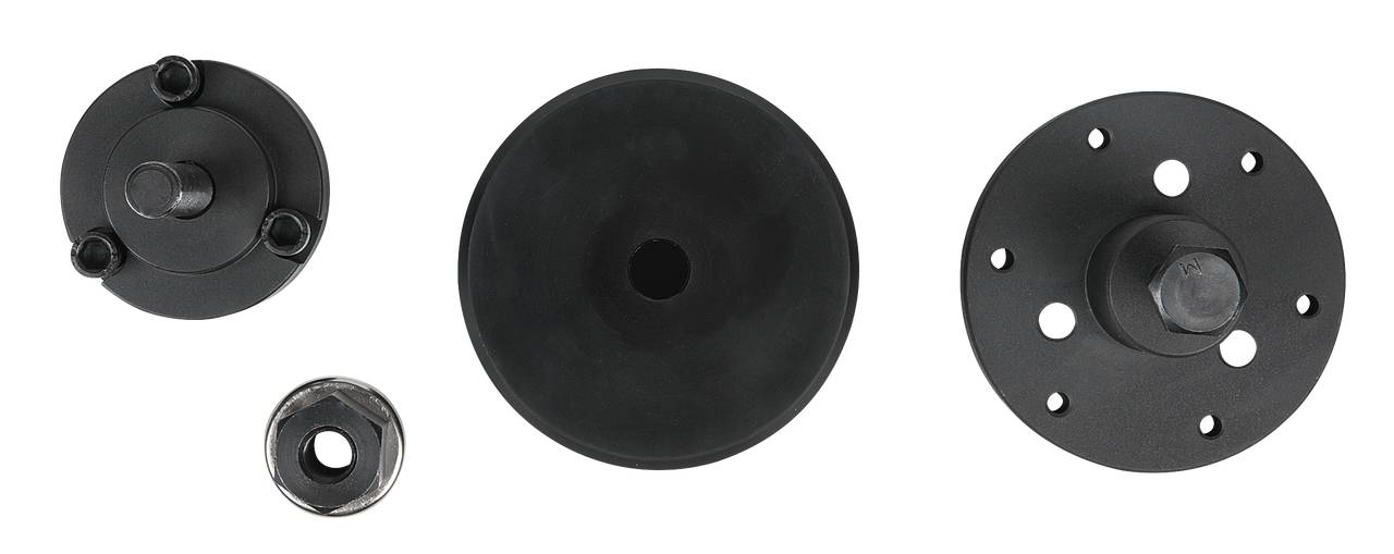 Drei schwarze Metallbefestigungen, verschiedene Formen und Größen, auf weißem Hintergrund.