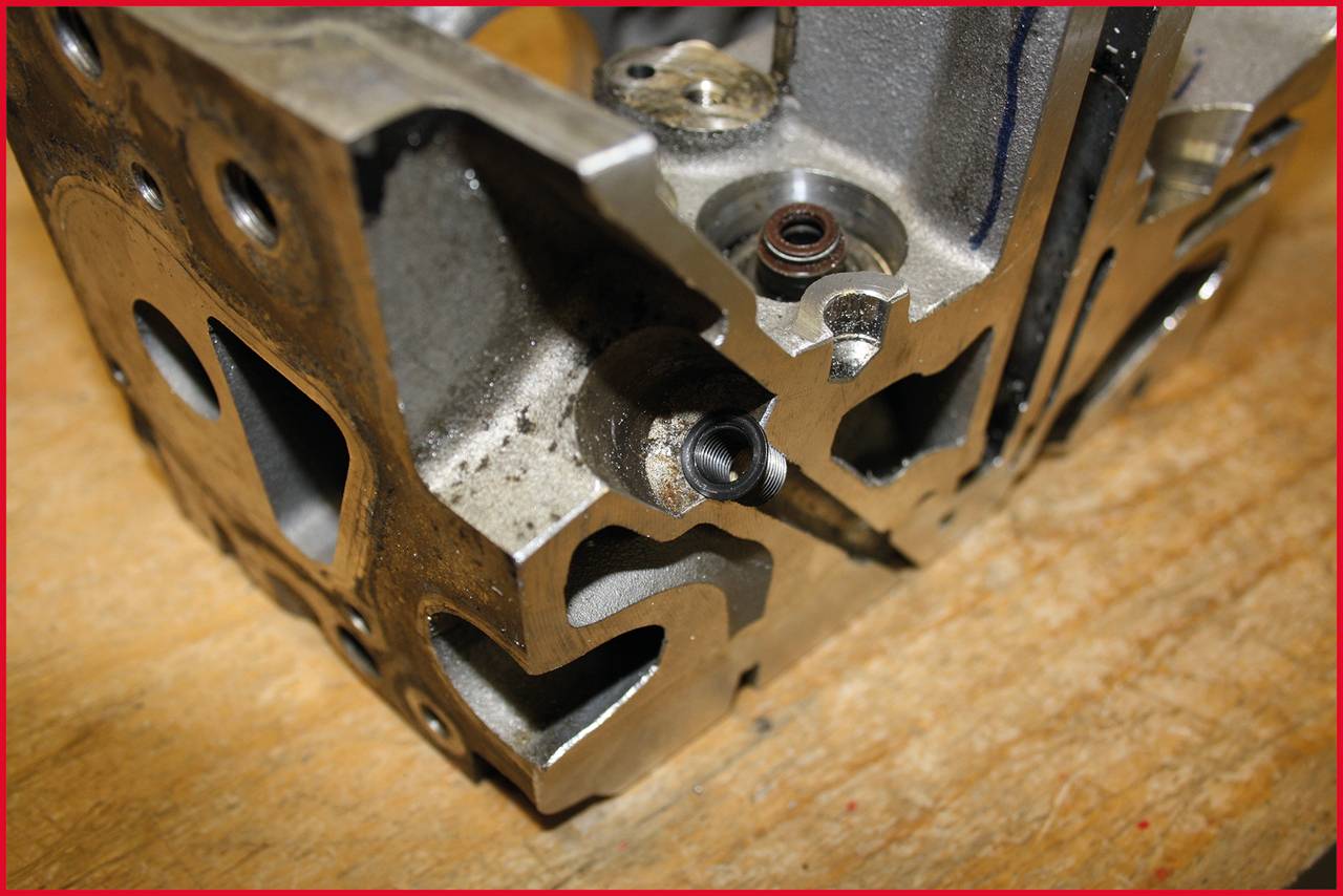 Motorblock in Nahaufnahme, zeigt komplexe Metallstruktur und Bohrungen, vermutlich für technische oder mechanische Analyse.