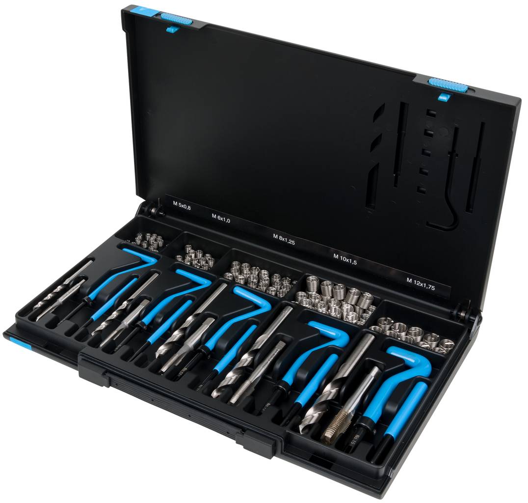 Bohrer-Set in geöffneter schwarzer Box mit verschiedenen Bohrergrößen und blauen Sechskantschlüsseln, organisiert in Fächern.