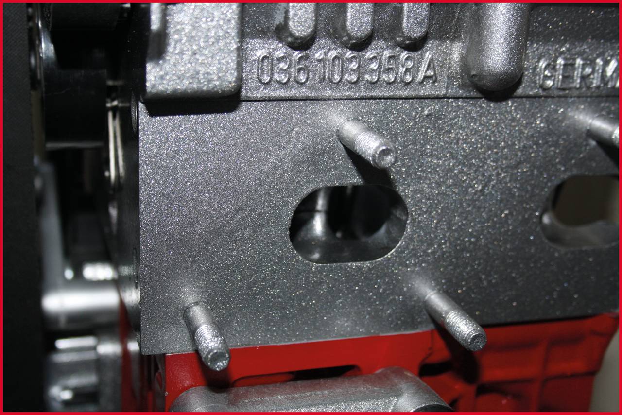 Ein Metallblock mit mehreren herausragenden Bolzen und einem rechteckigen Loch in der Mitte ist in einer Nahaufnahme zu sehen.