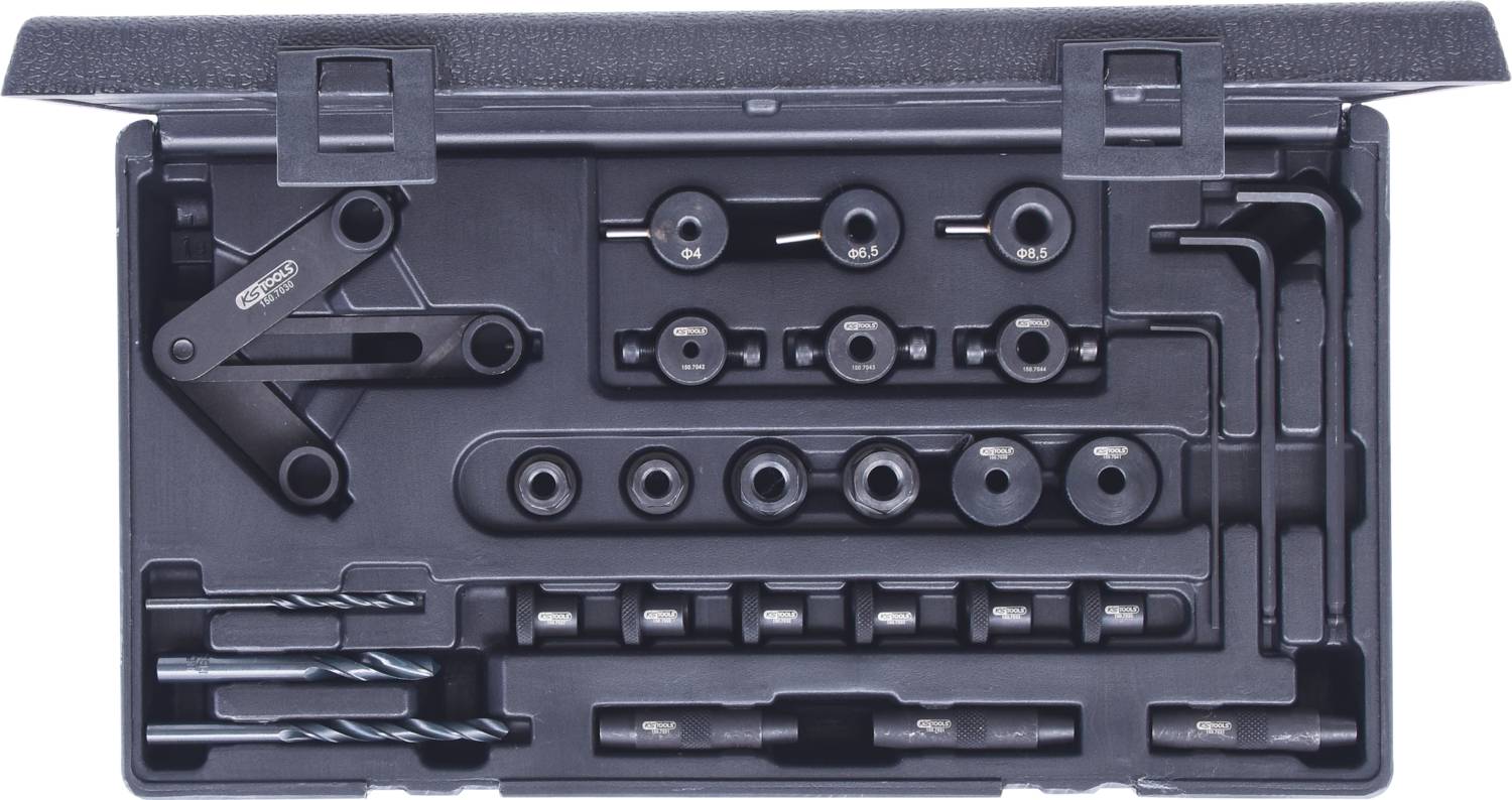 Werkzeugkasten mit verschiedenen Metallbohrern und Zubehörteilen, inklusive Bohreraufsätzen und Schraubenschlüsseln in einer Kunststoffbox.