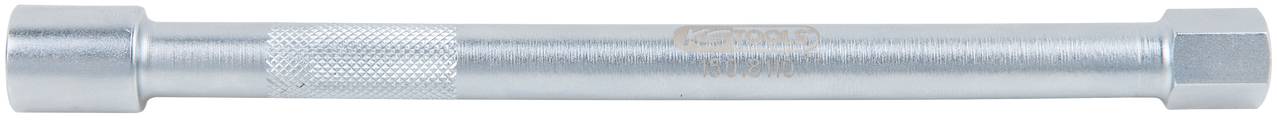 Eine silberne Metallwasserleitung mit einer geriffelten Textur in der Mitte, geeignet für Sanitärinstallationen.
