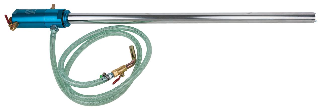 Ein blaues Metallrohr mit zwei angeschlossenen Schläuchen und Ventilen. Wandlampenhalterung und Leitungssystem sichtbar.