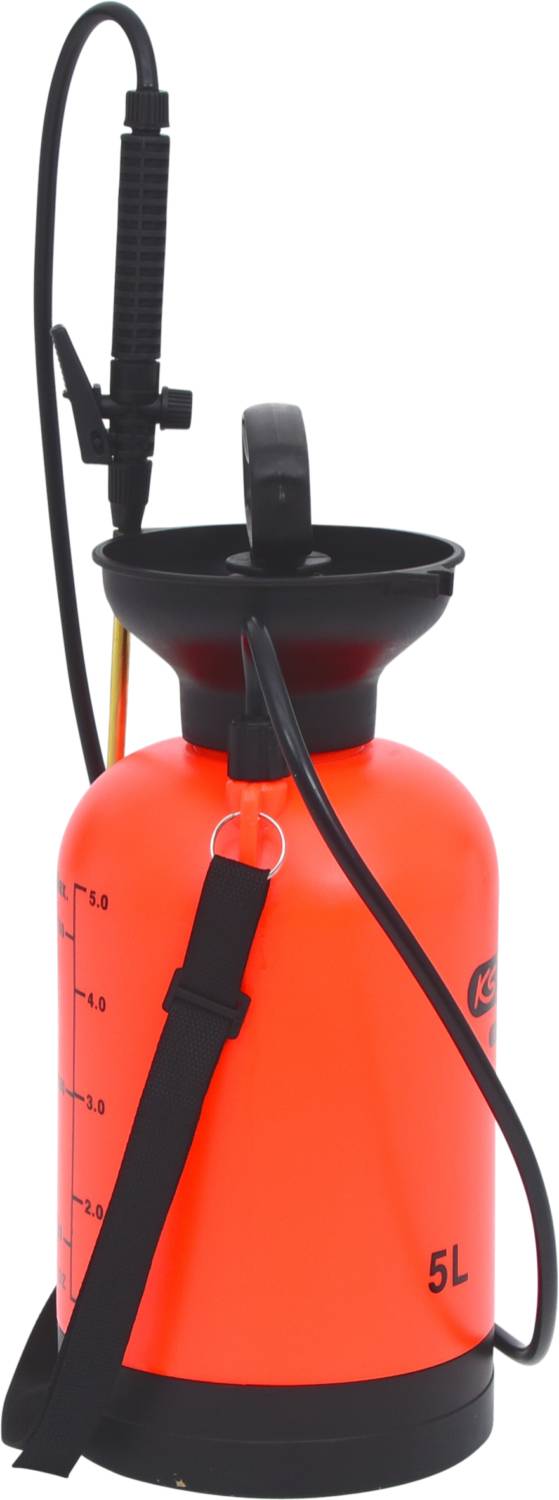 Ein roter 5-Liter-Drucksprüher mit Skalierung, schwarzem Griff und Schlauch, verwendet zum Versprühen von Flüssigkeiten.