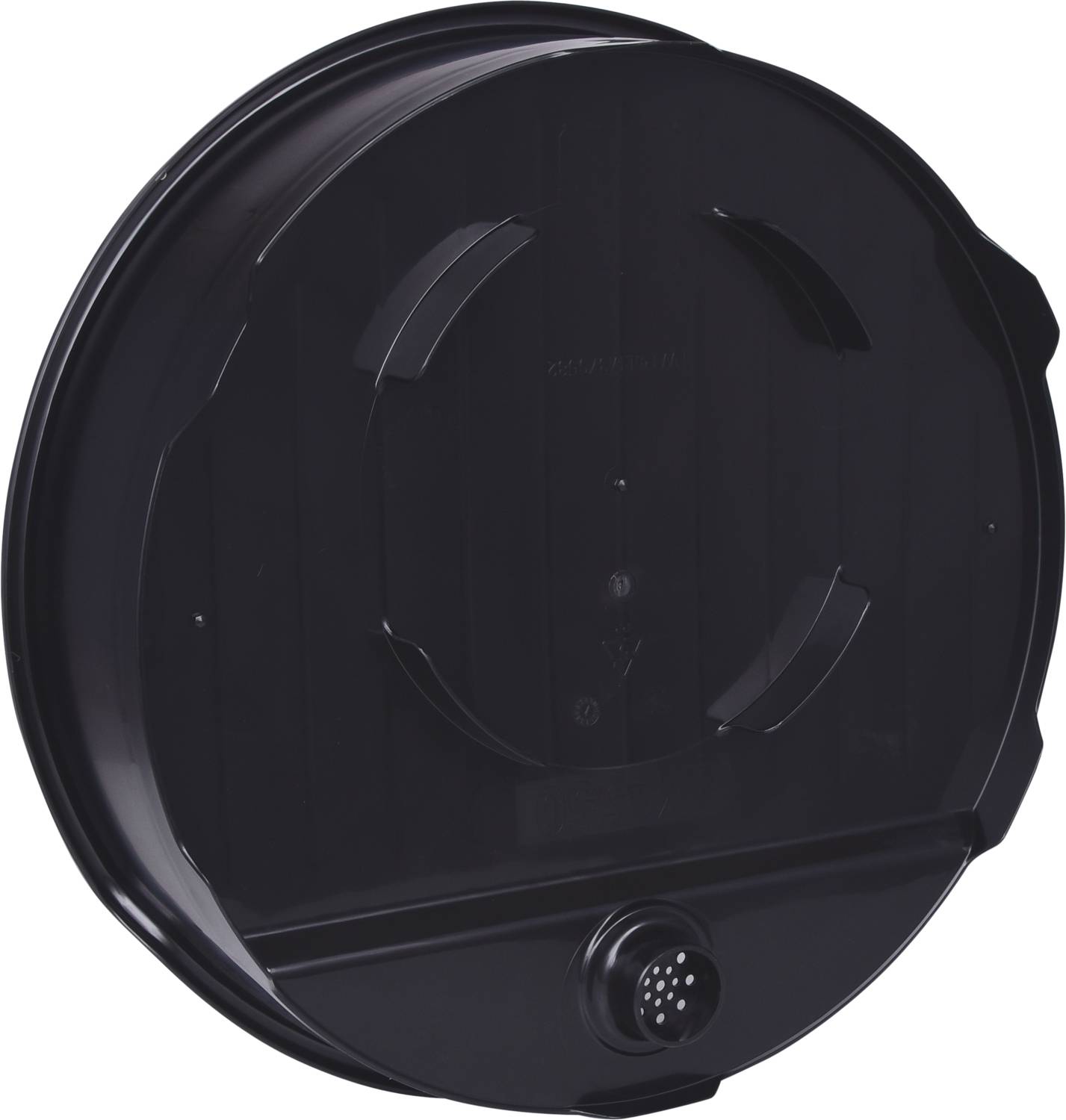 Schwarzer, runder Kunststoffdeckel mit zentralem Anschluss für Gartenschlauch oder Bewässerungssystem. Geeignet für runde Behälter.