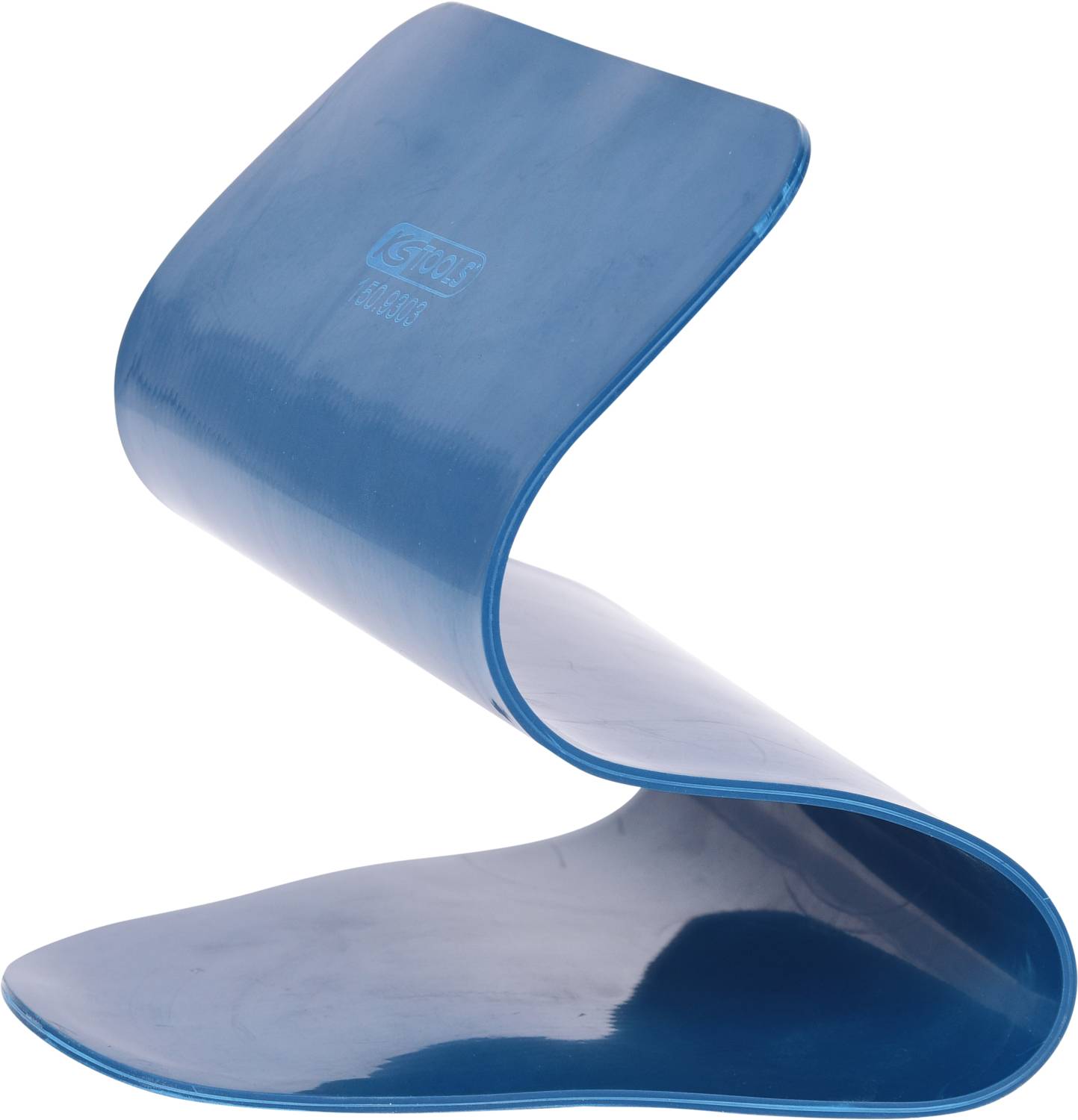 Ein blauer, geschwungener Stuhl mit einem minimalistischen Design, das in einem modernen Raum als dekoratives Möbelstück dienen könnte.