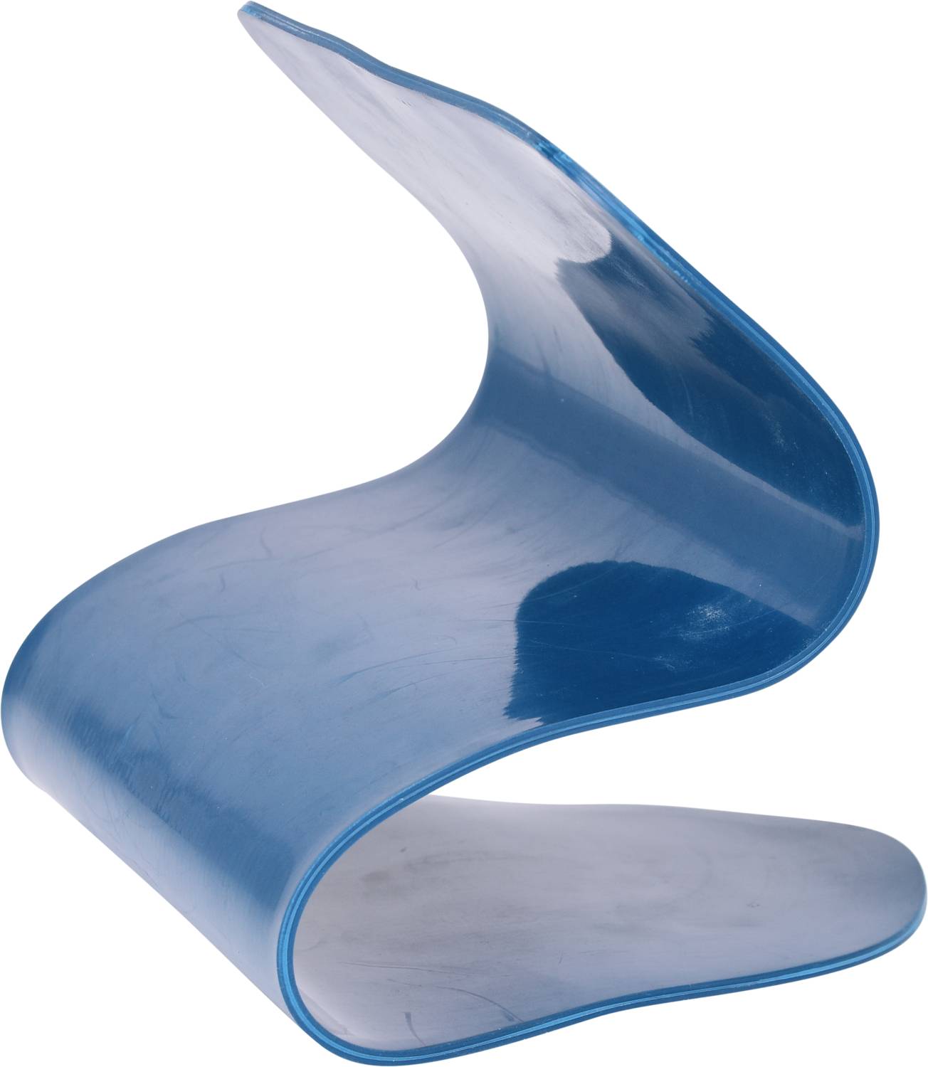 Ein blauer, wellenförmiger Stuhl ohne Beine steht allein, zeigt ein modernes Design mit geschwungener Rückenlehne.
