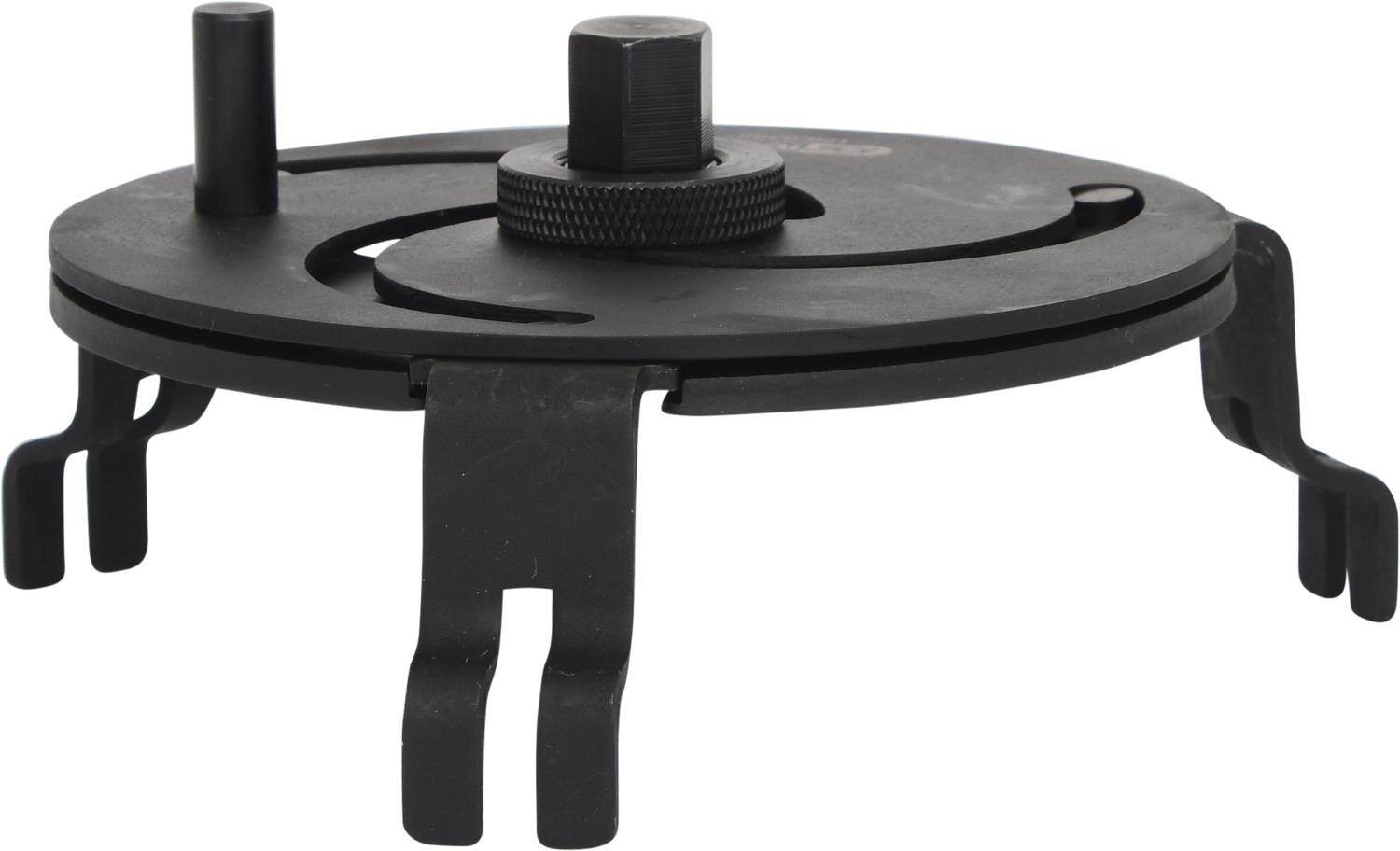 Eine schwarze Metallvorrichtung mit drei gebogenen Haken und einem zentralen Einstellmechanismus. Verwendung unklar, möglicherweise als Werkzeug.