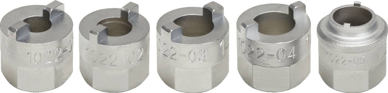 Fünf metallene Muffenschlüssel, nummeriert von 01 bis 05, nebeneinander aufgereiht. Sie dienen der Reparatur und Wartung.