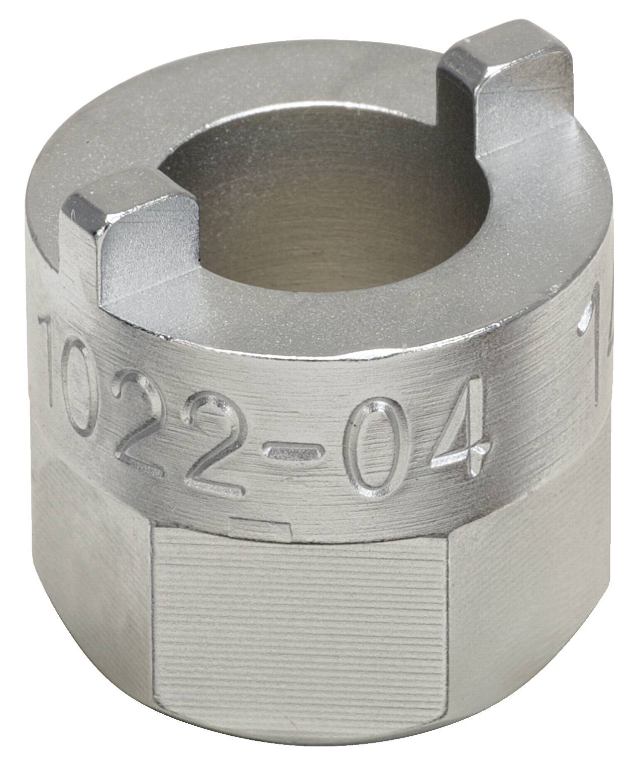 Metallisches zylindrisches Werkzeug mit zwei hervorstehenden Zähnen. Seitenansicht zeigt Gravur mit der Nummer '1022-04'.
