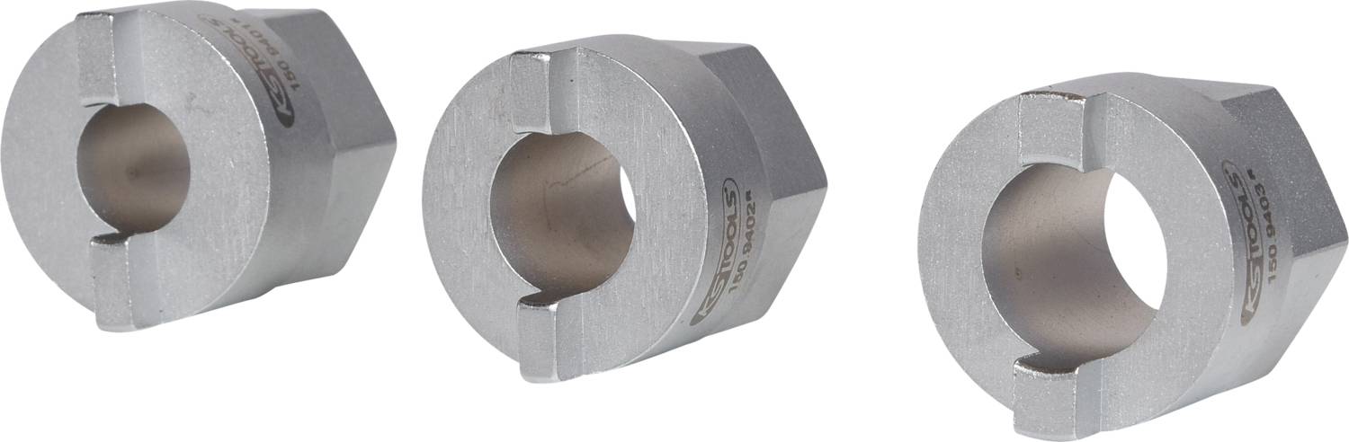 Drei silberne Metallteile in zylindrischer Form mit einem Loch in der Mitte, auf einem weißen Hintergrund angeordnet.