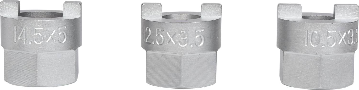 Drei silberne Metallhülsen mit eingravierten Maßen: '14,5x6', '2,5x3,5' und '10,5x3'. Sie liegen nebeneinander auf einer weißen Oberfläche.