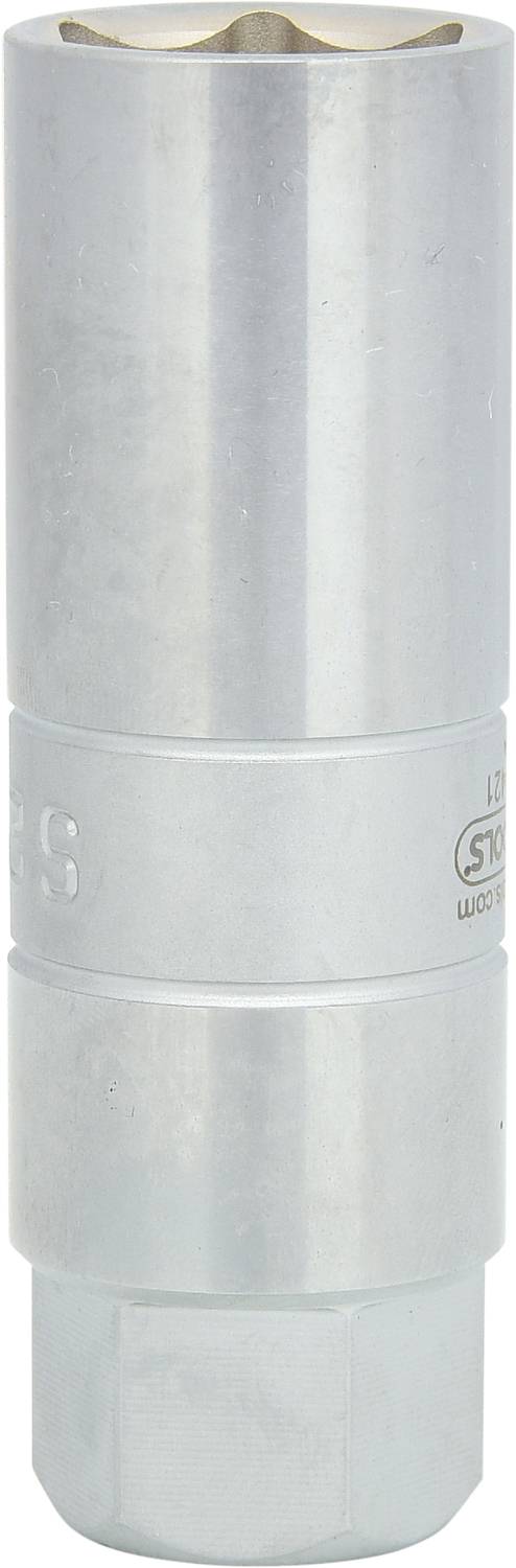 Ein silberner Steckschlüsselaufsatz, zylindrisch, wird für Schraubarbeiten verwendet.