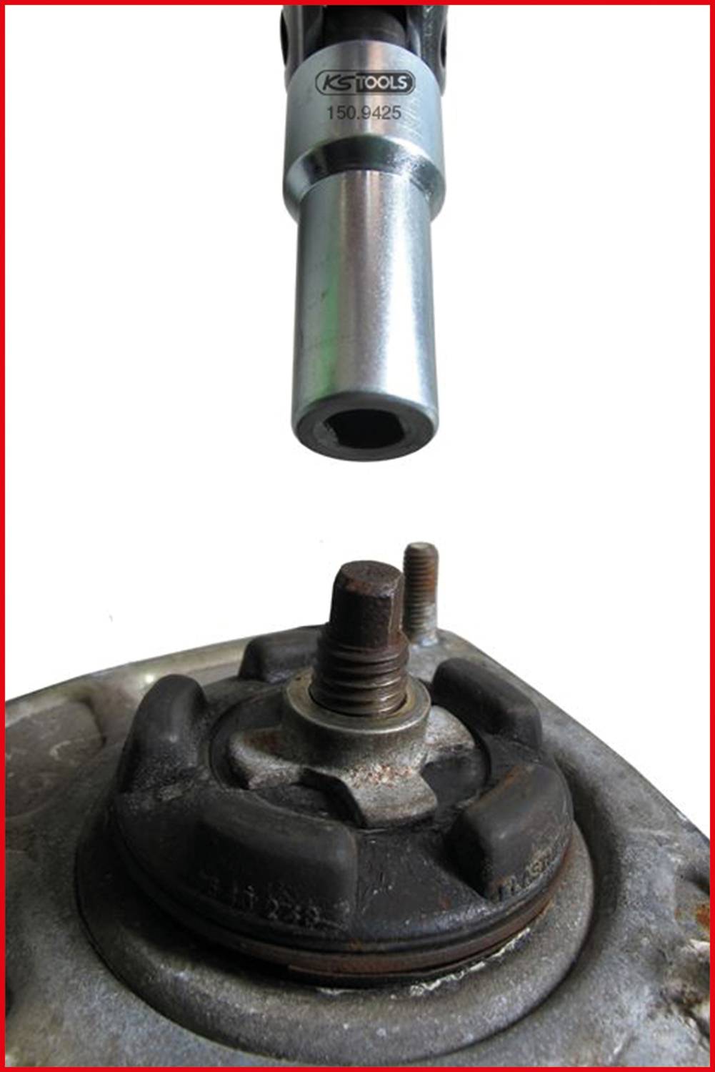 Eine Ratsche wird verwendet, um eine mutter auf einem metallbolzen zu lösen. Im Hintergrund sind weitere Werkzeuge sichtbar.