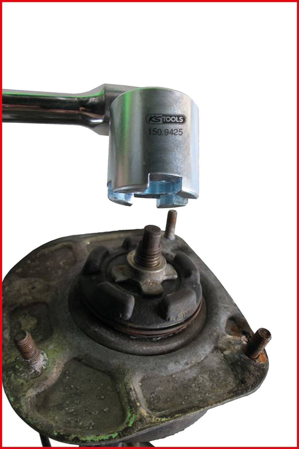 Metallschlüssel auf rostiger Schraube einer alten Maschinerie; Nahaufnahme zeigt Werkzeug bei Instandhaltungsarbeit.