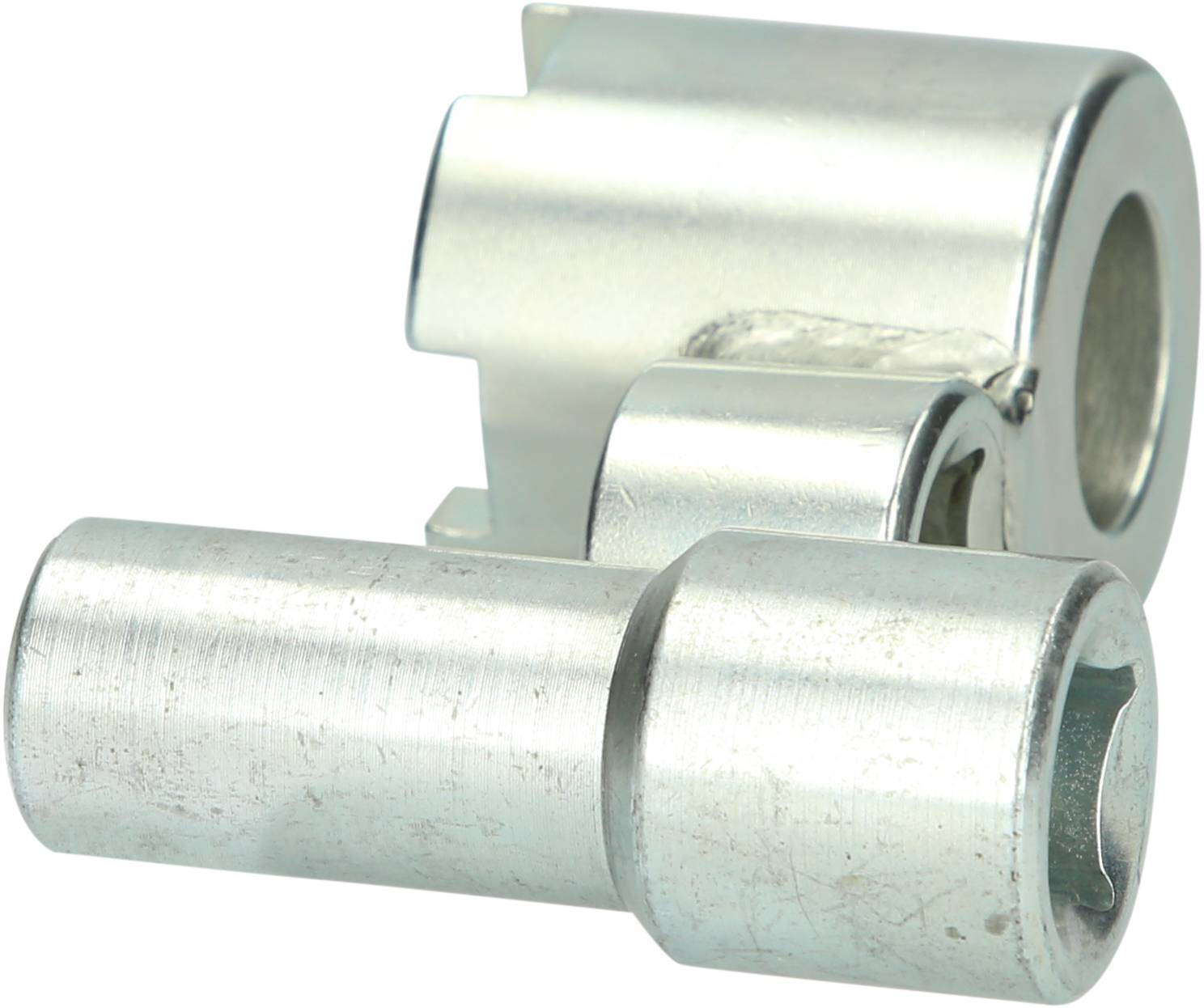 Zwei metallische Adapter, zylindrische Form, mit unterschiedlichen Durchmessern.