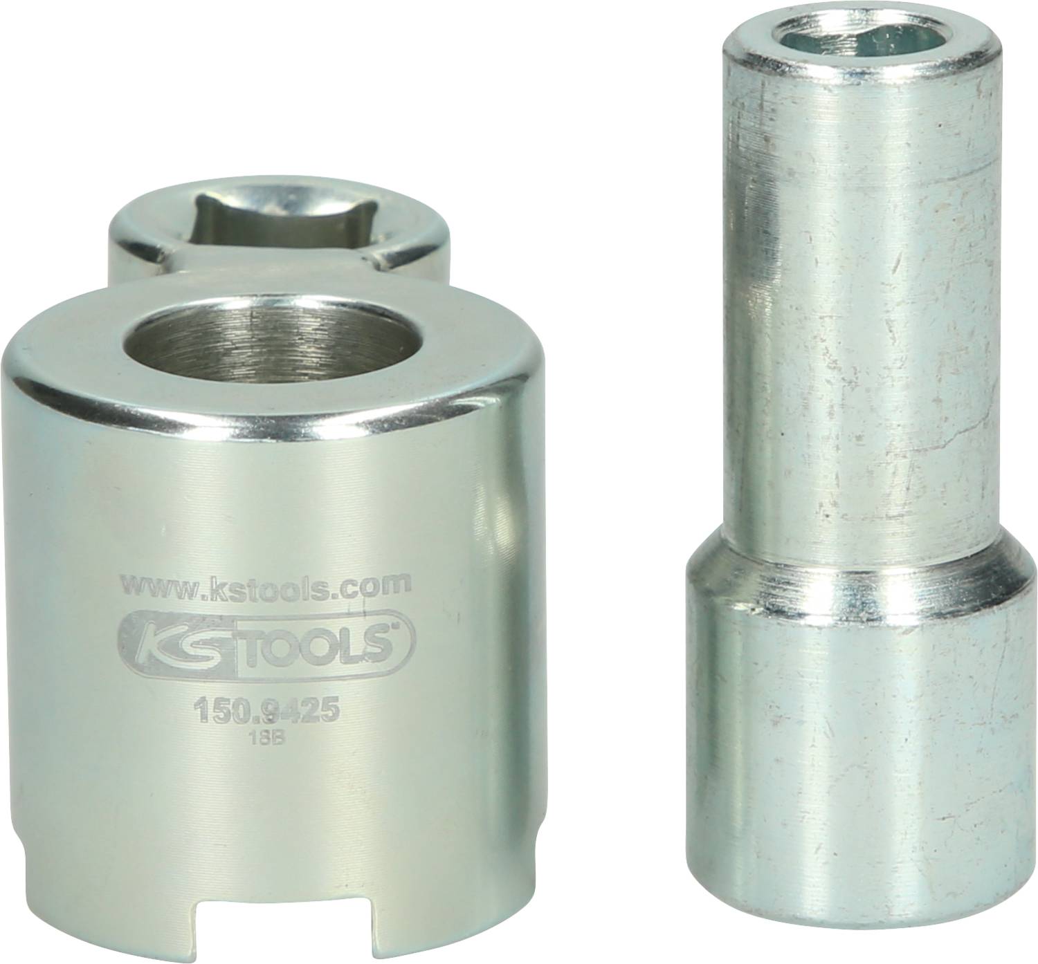 Zwei metallische Steckschlüsselwerkzeuge, links ein Ringschlüssel und rechts ein Adapter, beide in silberner Farbe.