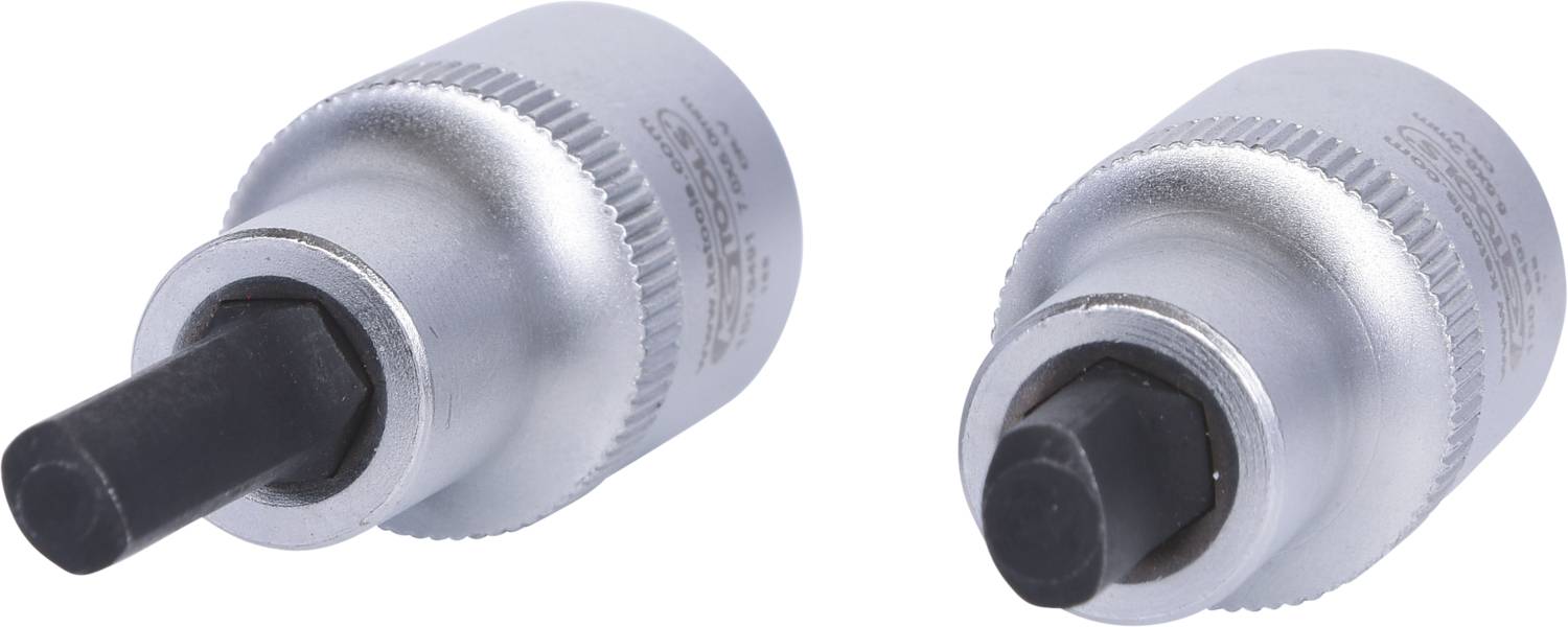 Zwei graue Stecknüsse mit sechskantigen Aufsätzen liegen nebeneinander. Sie sind für die Verwendung mit einem Schraubenschlüssel.