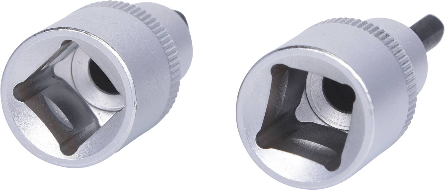 Zwei silberne Stecknüsse mit quadratischer Öffnung liegen nebeneinander. Sie sind Werkzeuge zur Befestigung von Schrauben.