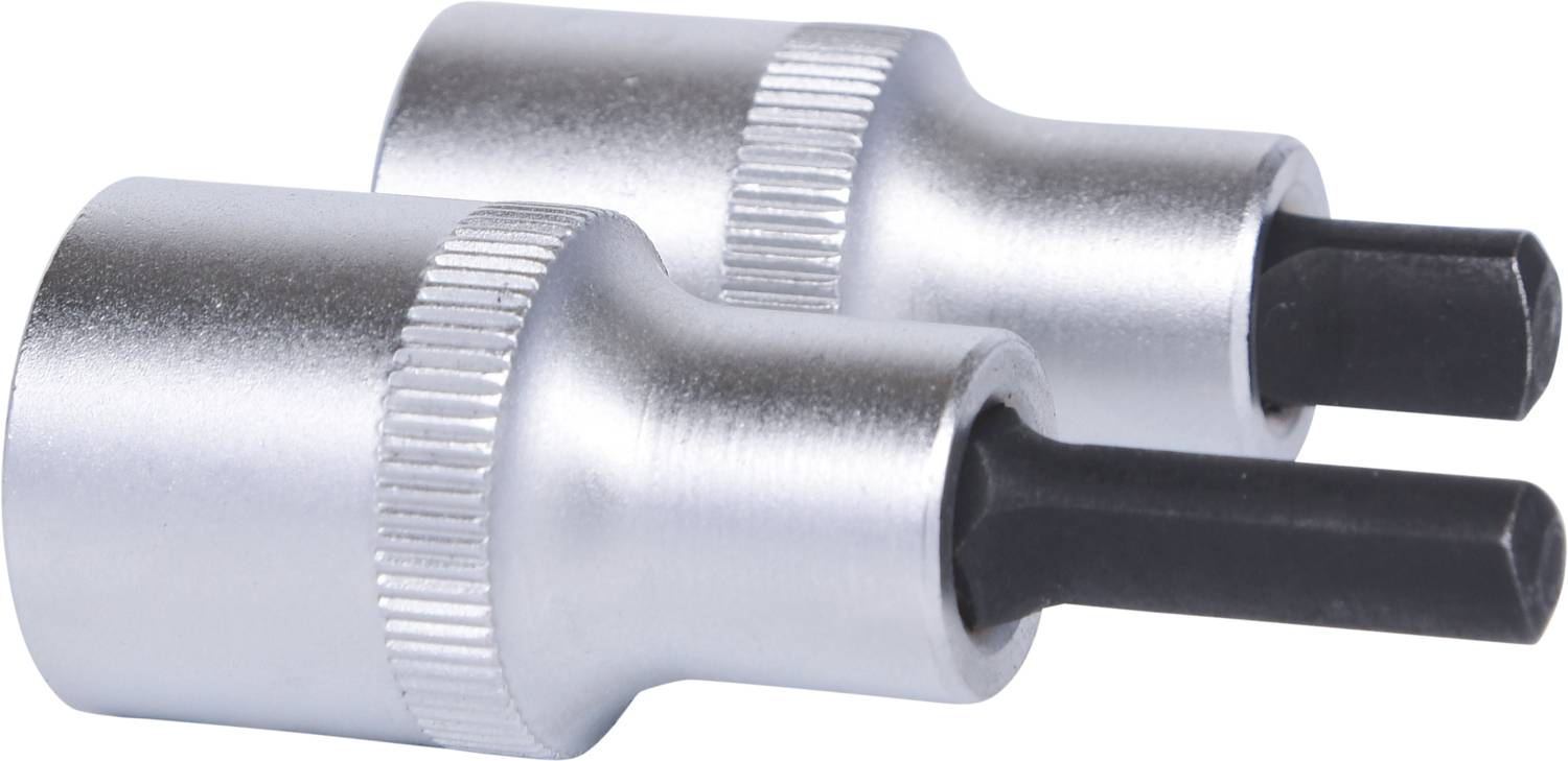 Zwei silberne Stecknüsse mit schwarzem Sechskant-Bit, die für Schraubarbeiten verwendet werden.