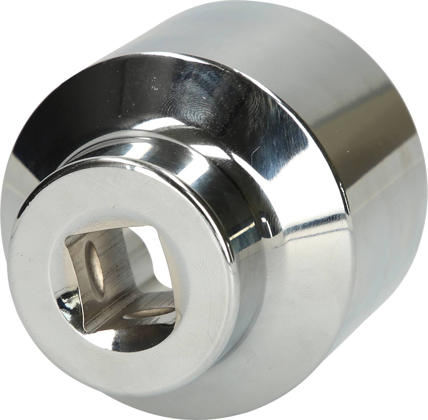 Ein glänzender, zylindrischer Metalladapter mit quadratischer Vertiefung an einer Seite, genutzt für Werkzeuge zum Anziehen von Muttern.