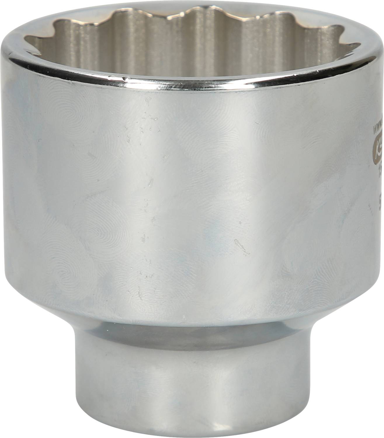 Metallische Steckschlüsselaufsatz mit runder, geriffelter Innenfläche, verwendet zum Lösen oder Anziehen von Muttern oder Schrauben.