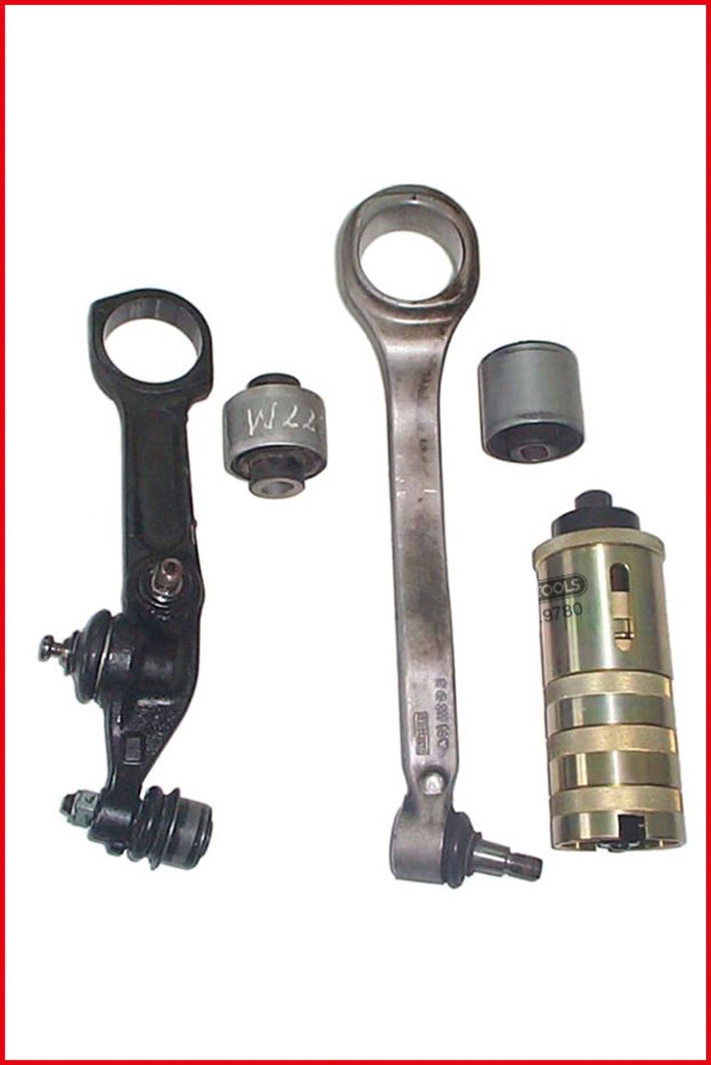 Eine schwarz-metallische und silber-glänzende Fahrzeugaufhängung mit mechanischen Komponenten; Vergleich der Teile deutlich sichtbar.