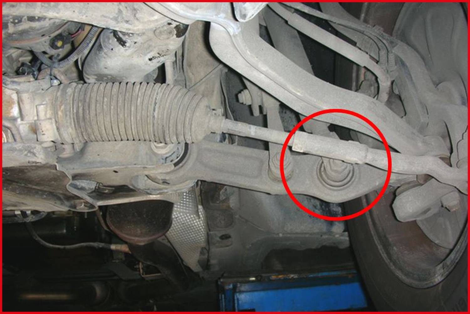 Ein Lenkungssystem im Auto mit hervorgehobenem beschädigten Bereich in einem roten Kreis gezeigt.