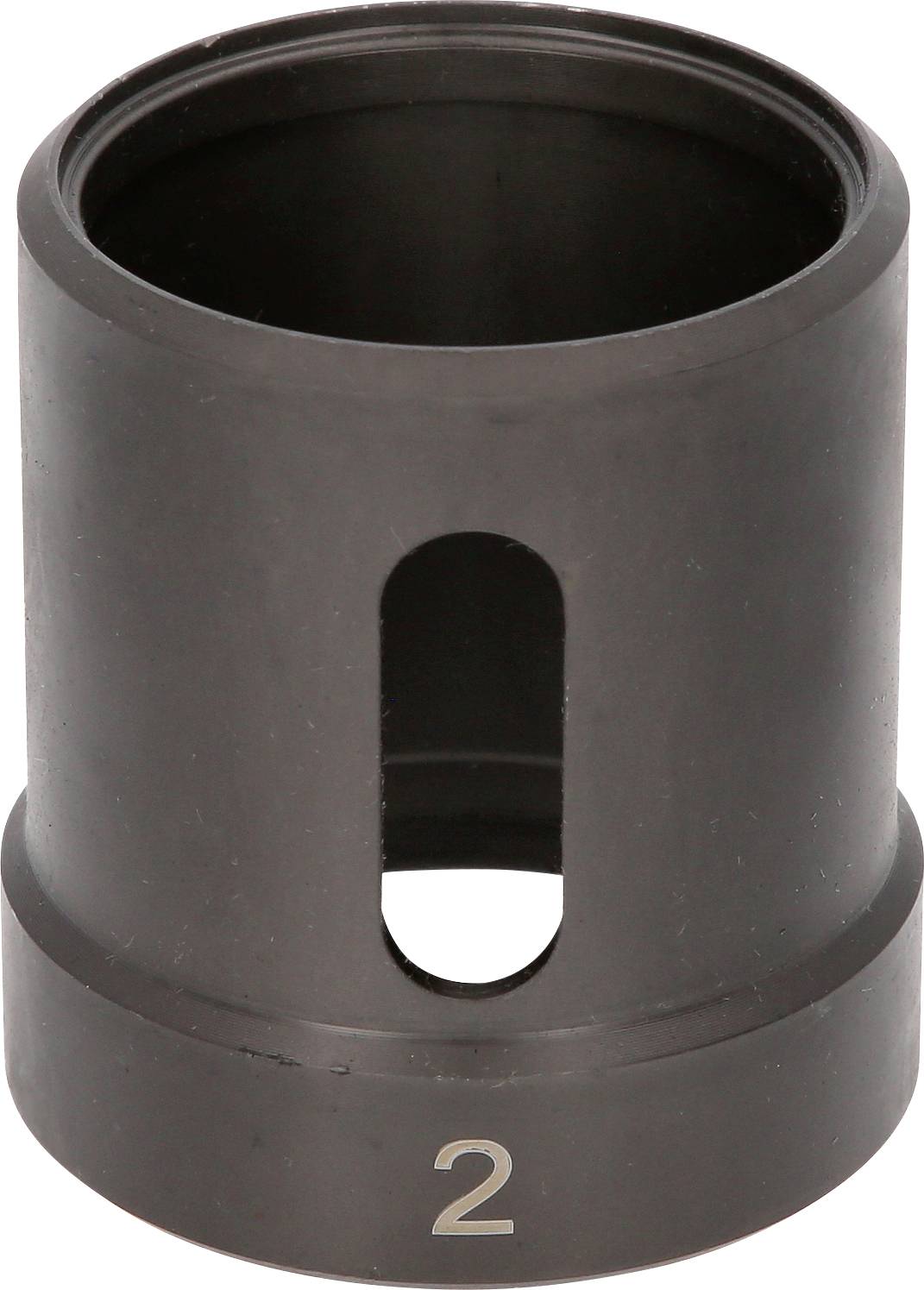 Schwarzer zylindrischer Metallsteckeradapter mit seitlichem Ausschnitt, auf der Basis mit „2