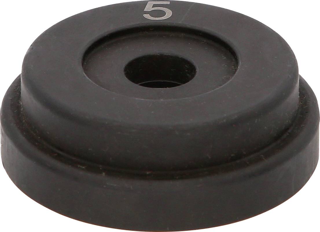Schwarzes rundes Gummirad oder Rolle mit einem Loch in der Mitte, oben mit „5