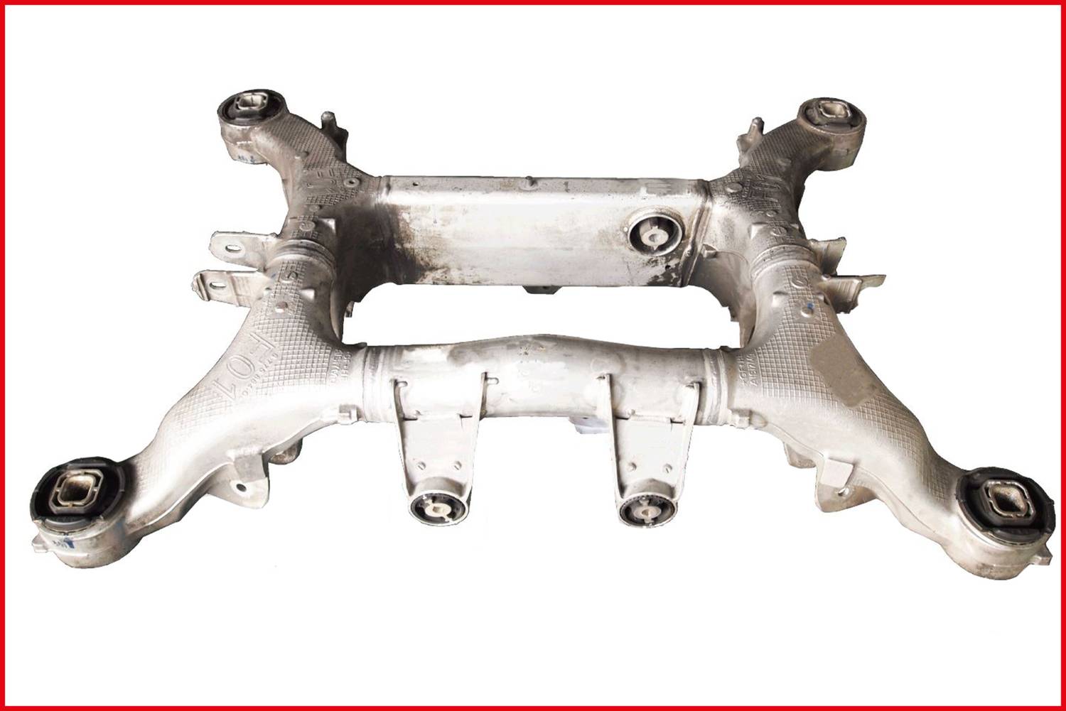 Aluminiumfahrwerk eines Fahrzeugs, geformt für Stabilität und Halt, mit mehreren Befestigungspunkten an den Enden.
