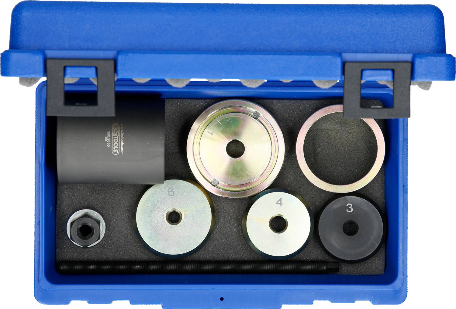 Ein blauer Werkzeugkasten mit verschiedenen Metallteilen und Werkzeugen, darunter Ringe und Platten mit Zahlenmarkierungen.