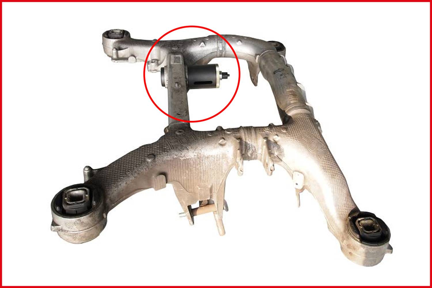 Fahrzeug-Hinterachsträger aus Metall mit Gummi- und Metallkomponenten, zusätzlich eine hervorgehobene Komponente in der Mitte.