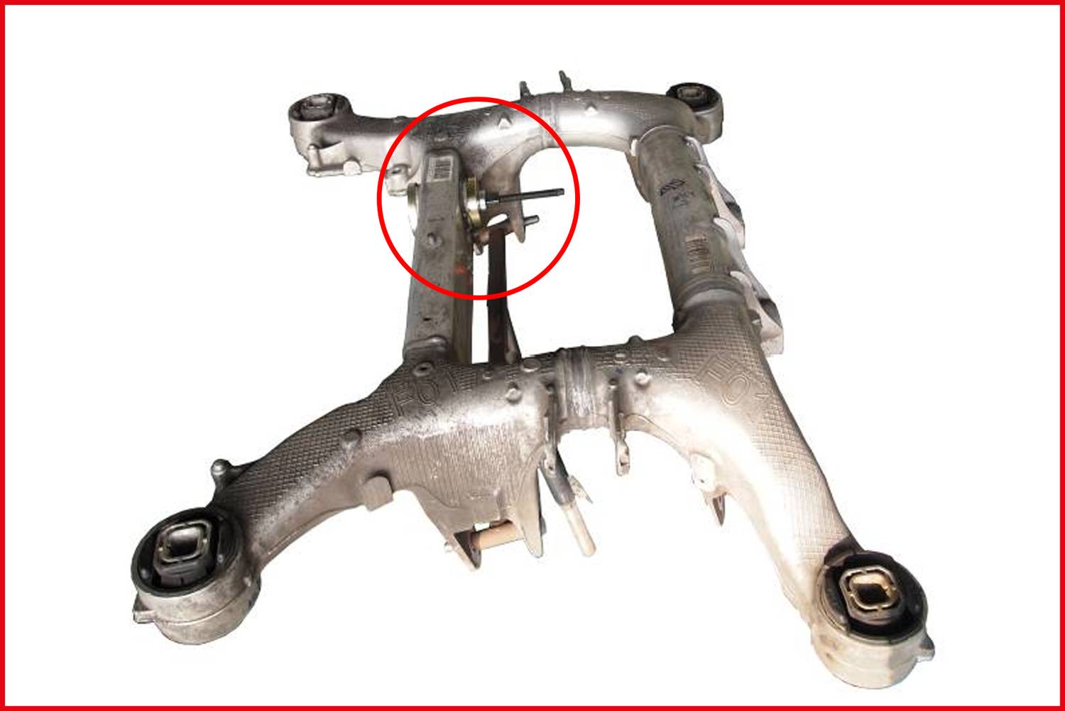 Kfz-Achsträger aus Metall, hervorgehoben ist ein bestimmtes Bauteil im roten Kreis, das für die Stabilität wichtig ist.