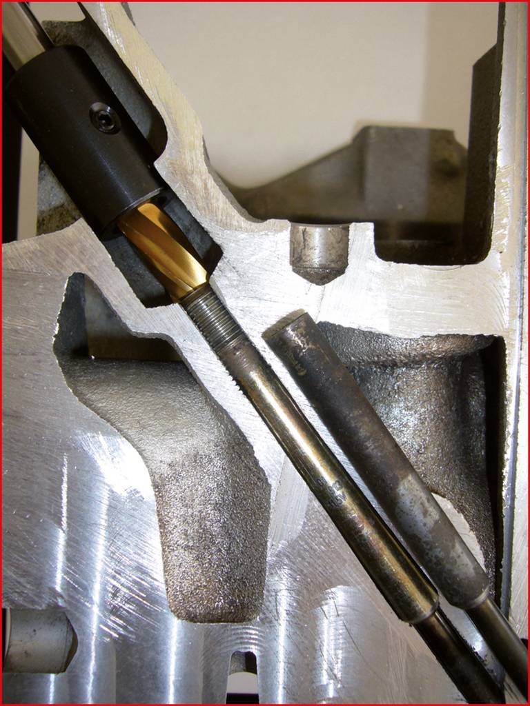Ein metallisches Werkzeug, das in einem mechanischen Bauteil platziert ist, zeigt Details eines Bearbeitungsprozesses.