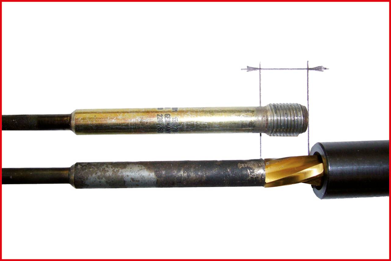 Zwei Metallwerkzeuge, ein Stab mit Gewinde und ein Bohrer, nebeneinander platziert. Zeigt Längen- oder Größenvergleich.