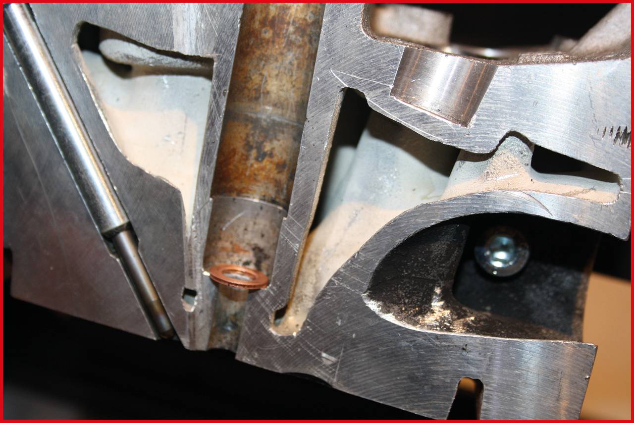 Maschinenteil in Nahaufnahme, zeigt Rohre und Metallstrukturen, möglicherweise zur Darstellung von Technik oder Ingenieurwesen.
