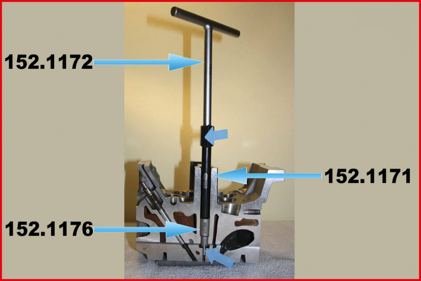 Ein Metallwerkzeug mit T-Griff und vier markierten Teilen: 152.1171, 152.1172, 152.1176. Zeigt einen Querschnitt eines komplexen Mechanismus.