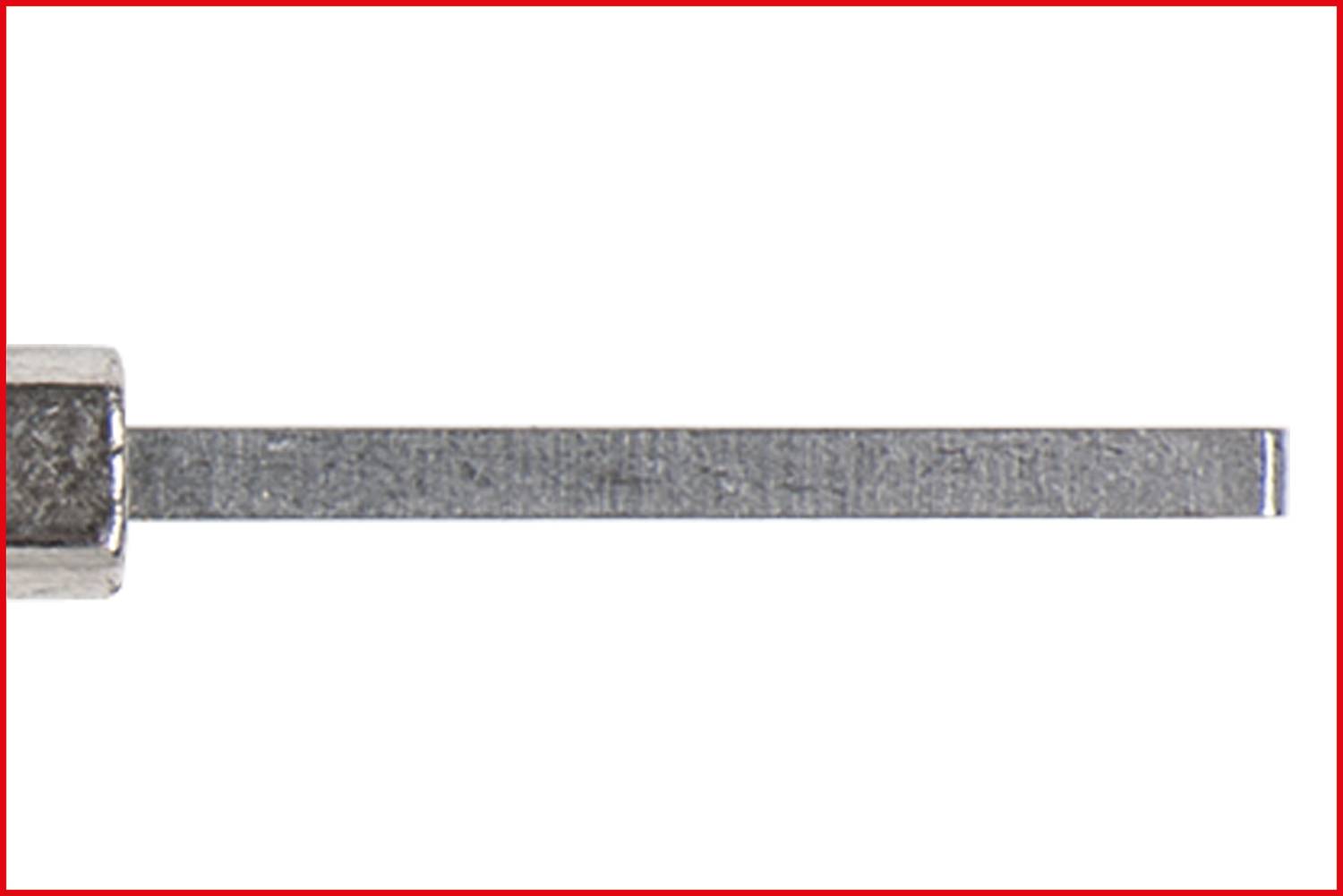 Ein langer, schmaler, flacher Metallstift ragt horizontal nach rechts. Er ist rechteckig und glänzend mit glatter Oberfläche.