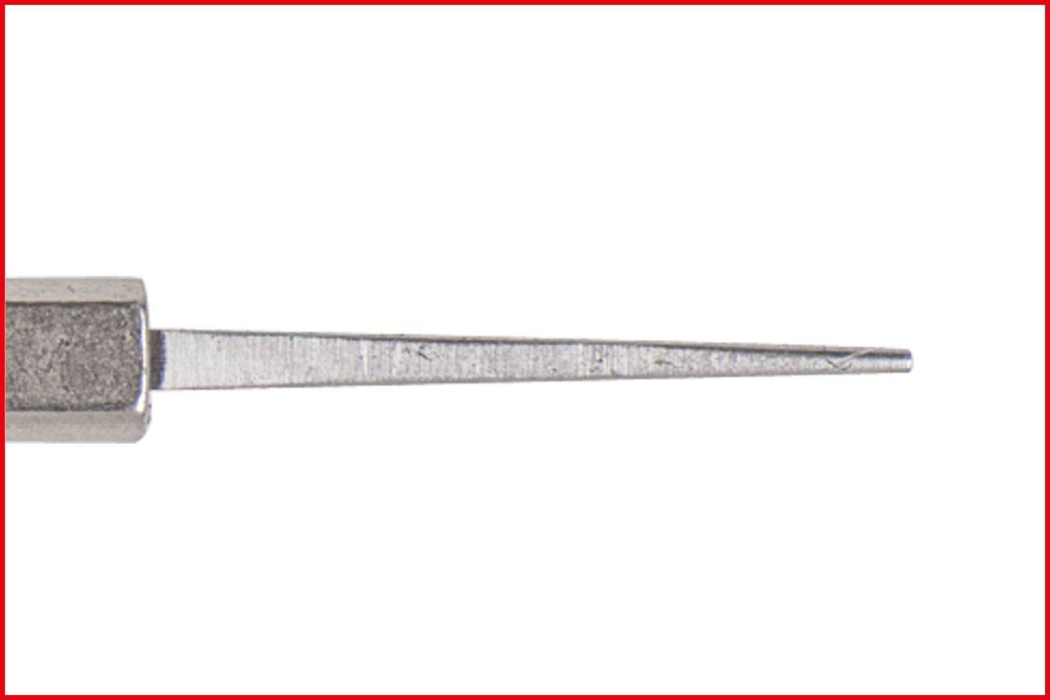Metallischer, spitz zulaufender Gegenstand mit sechseckigem Griff. Möglicherweise ein Werkzeug, verwendet für präzise Arbeiten.