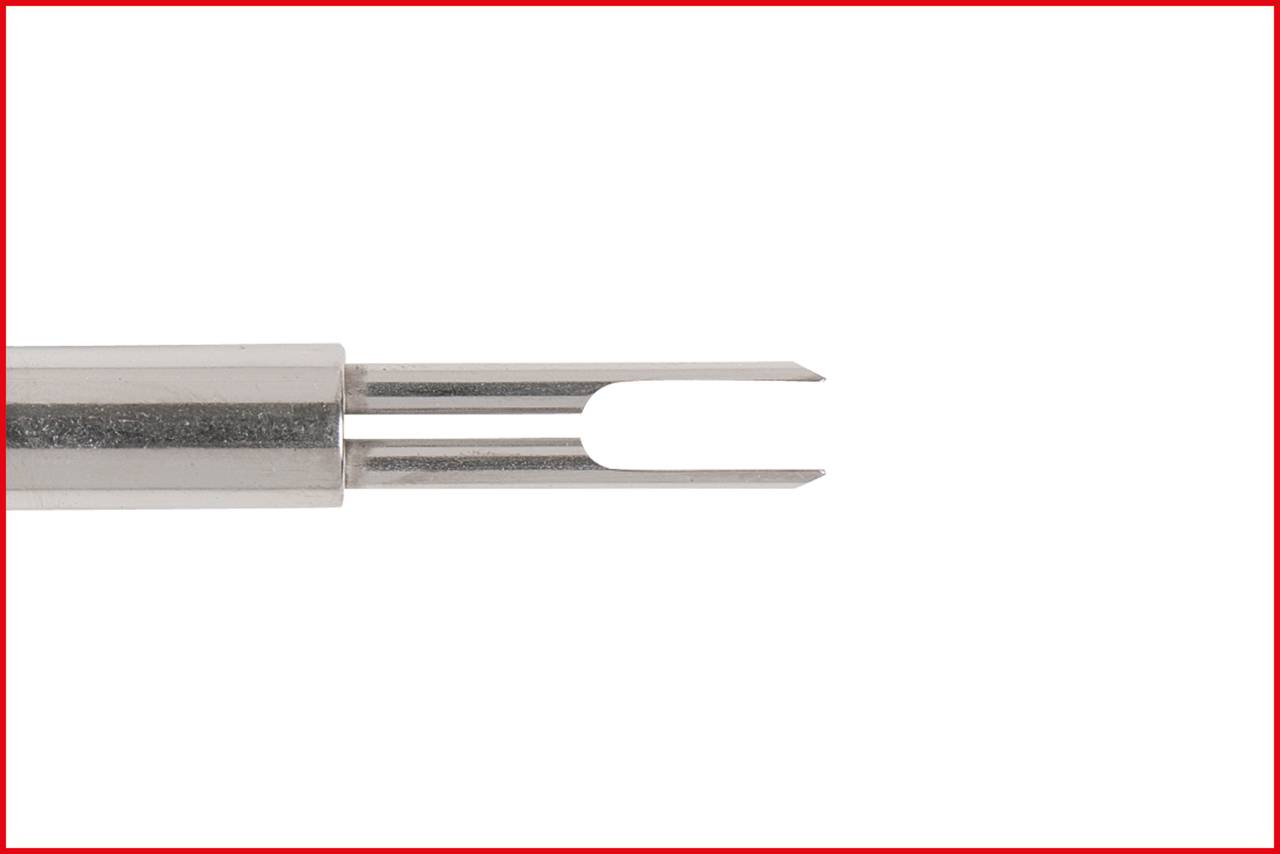 Metallisches Werkstück mit zwei parallelen, spitzen Zinken, vermutlich ein spezielles Werkzeug oder eine Gerätespitze.