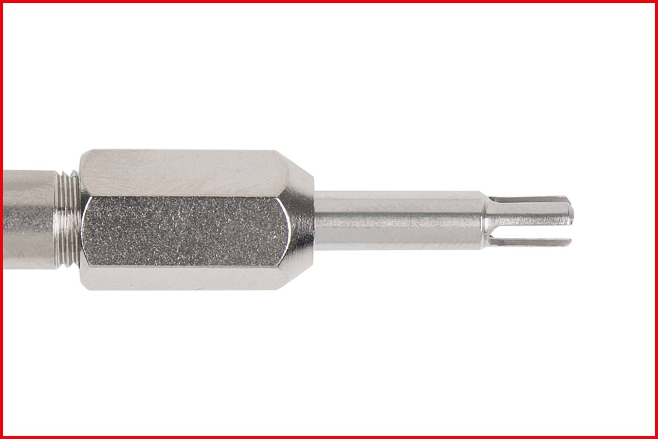 Metallischer Steckaufsatz für ein Werkzeug, zylindrische Form mit hexagonaler Basis, hauptsächlich aus silbernem Metall gefertigt.