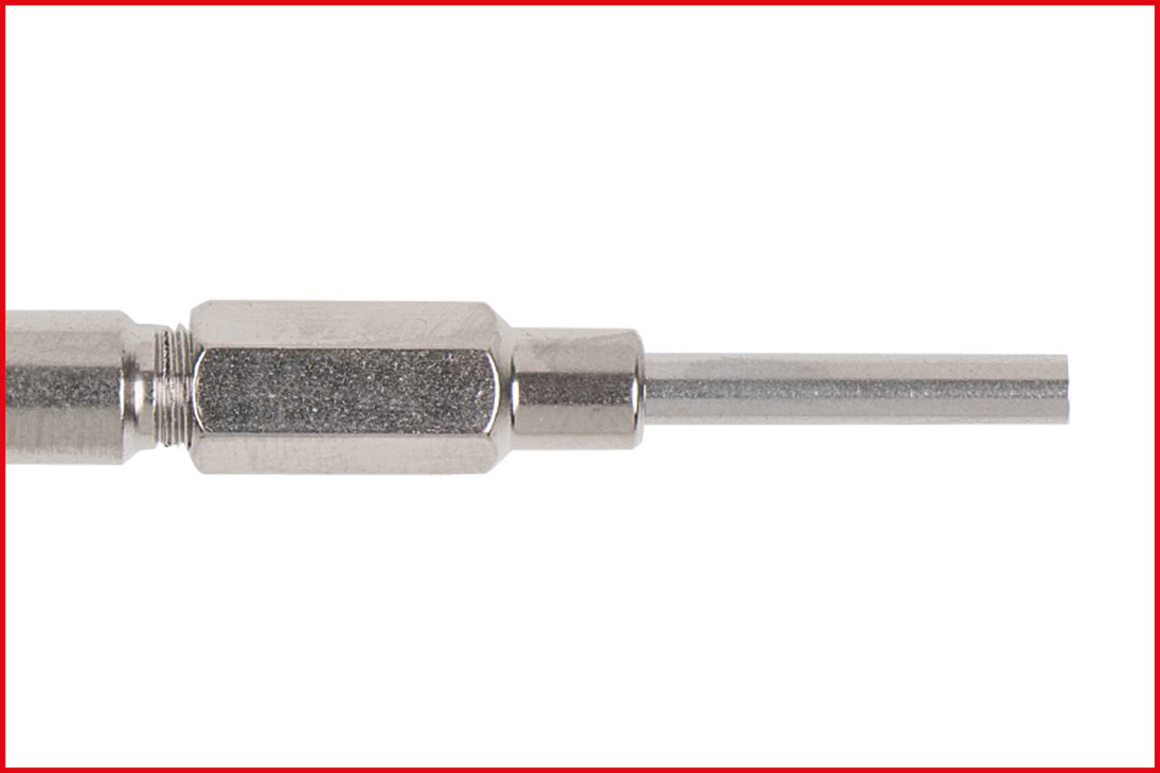 Metallstift mit einem achteckigen Mittelteil und einem zylindrischen Ende, zeigt auf die rechte Seite.