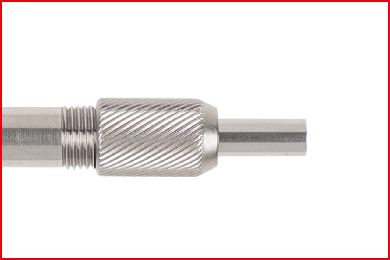 Metallischer zylindrischer Stift mit geriffeltem Griffteil, das an einer Seite vollständig sichtbar ist. Hintergrund weiß.