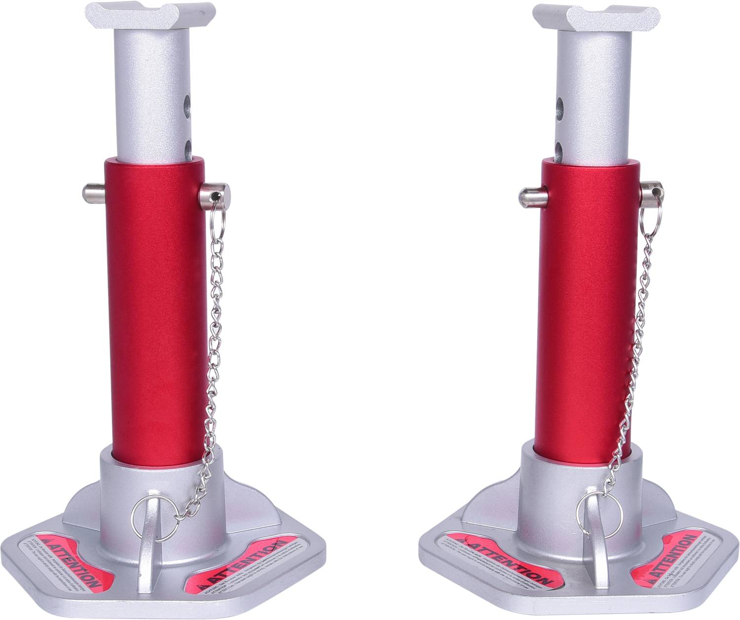 Zwei rote, verstellbare Metallständer mit Sicherheitsstiften und Ketten, stehen auf einer weißen Fläche. Sie dienen zur Stabilisierung von Fahrzeugen.
