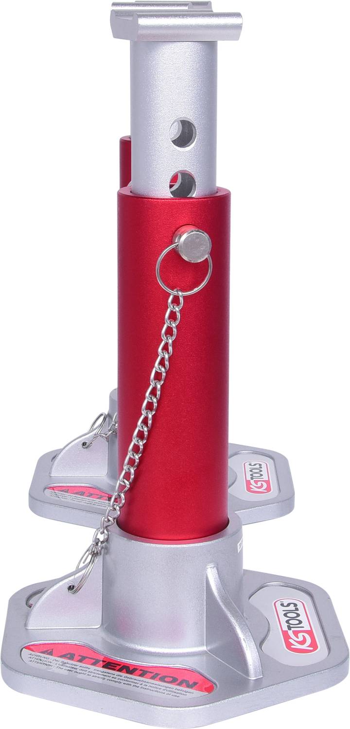 Ein rot-silberner verstellbarer Wagenheber mit Sicherungskette, bestehend aus zwei metallenen Standfüßen und einem zylinderförmigen Mittelteil.